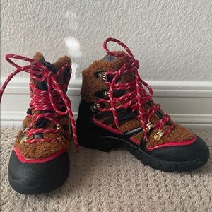Stella McCartney kids water repellent hiking boot. 
Size 1. Basically new.